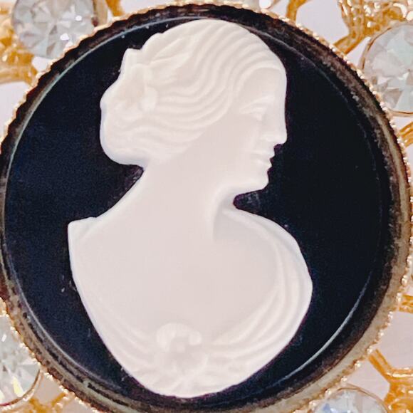 Vintage Cameo Resin Brooch Gold Tone Filigree Rhinestones Mid Century 1960s - Picture 4 of 9